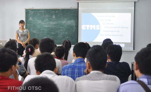 CVHT đang giới thiệu tính năng hệ thống CTMS với tân sinh viên