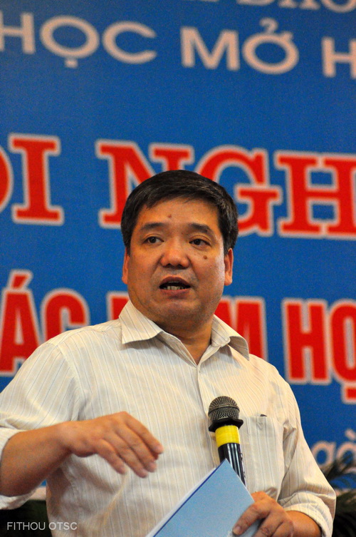 TS Trương Tiến Tùng phát biểu trong 1 hội nghị của Viện ĐH Mở HN tháng 7/2012