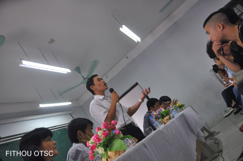 Hình ảnh thầy Dương Thăng Long giới thiệu về khoa CNTT