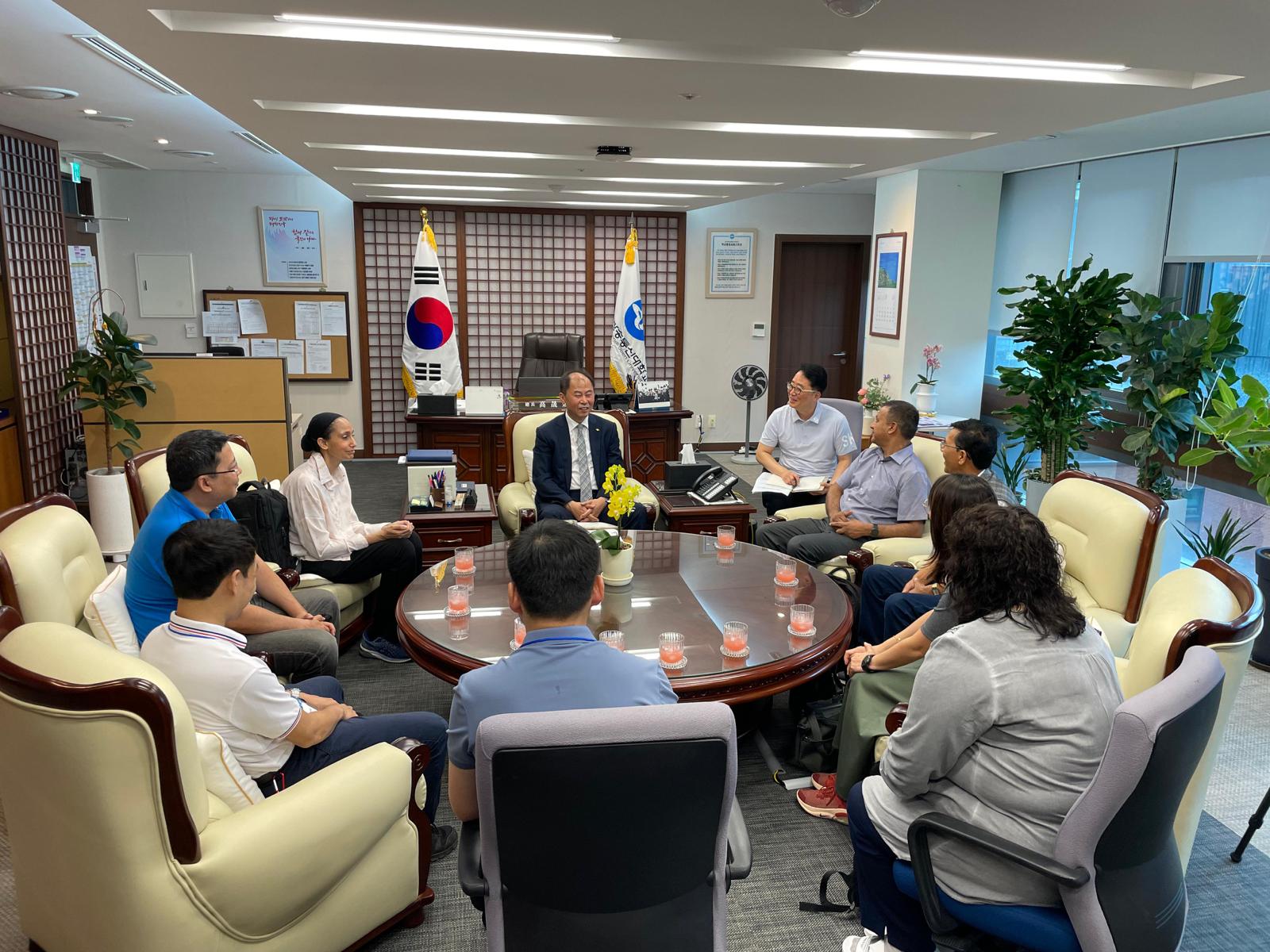 The delegates also had a working session with the President of Korea National Open University - Dr. Ko Song-hwan, at the office, expressing appreciation for the warm reception and thoughtful organization by KNOU.