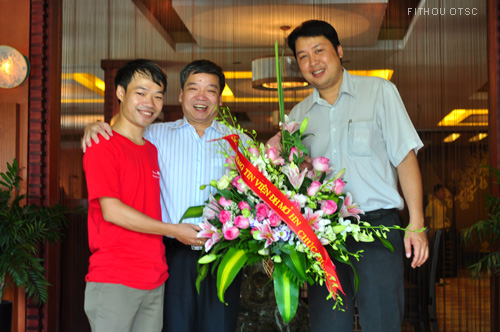 TS Trương Tiến Tùng - chủ nhiệm khoa CNTT tặng hoa và chúc mừng Trung tâm