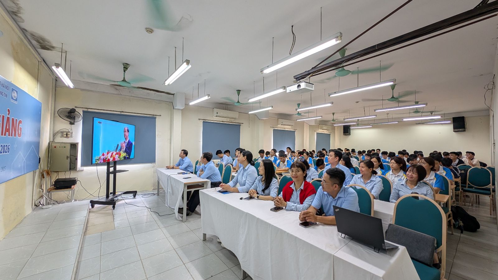 Tại giảng đường, thầy và trò Khoa CNTT chăm chú theo dõi toàn bộ chương trình.