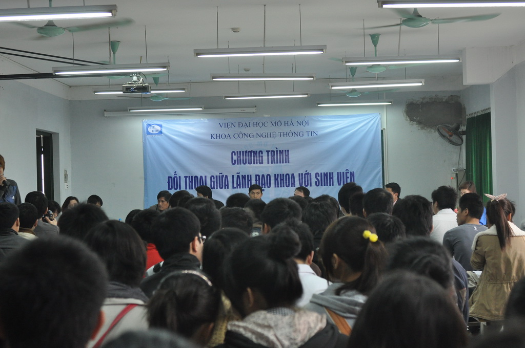 Thẳng thắn, cởi mở trong chương trình Đối thoại giữa Lãnh đạo khoa CNTT với sinh viên